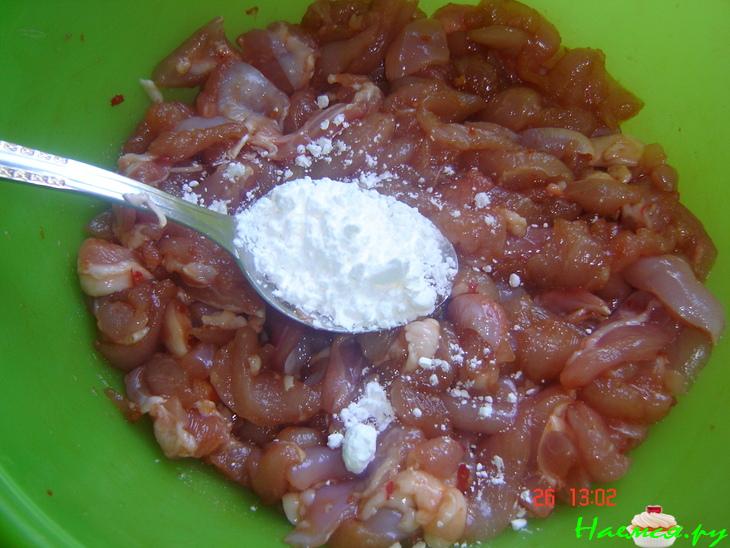 Куриное мяско с пекинской капустой и рисовой лапшой в воке