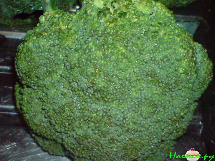 Картофельные котлеты под грибным соусом с брокколи