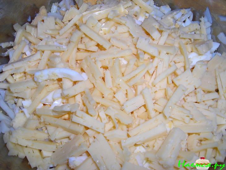 Салат с кальмарами, сыром и кукурузой