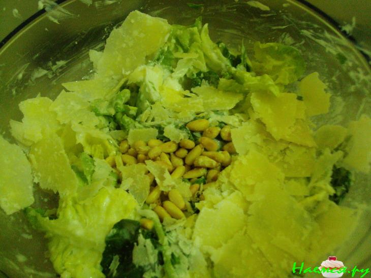 Салат с рукколой, манго и кедровыми орешками