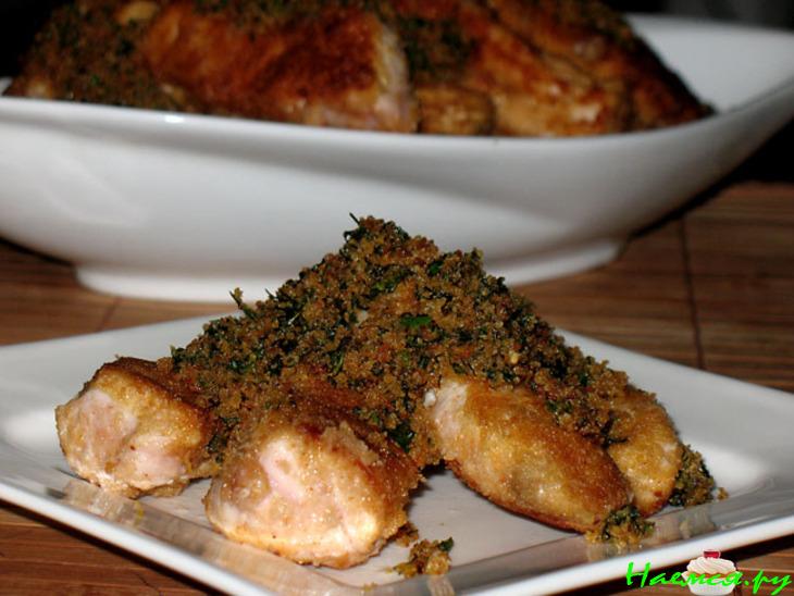 Полоски из куриной грудки в пармезановой корочке с крошкой из зелени