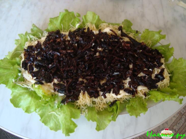 Салатик с куриной грудкой, сыром и черносливом