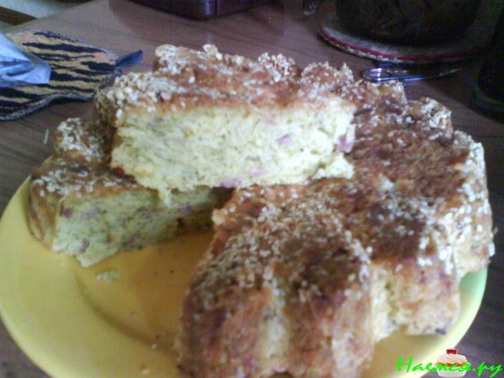 Кекс с колбасой и двумя сырами  