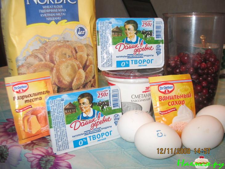 Бисквитный пирог с клюквой и творогом