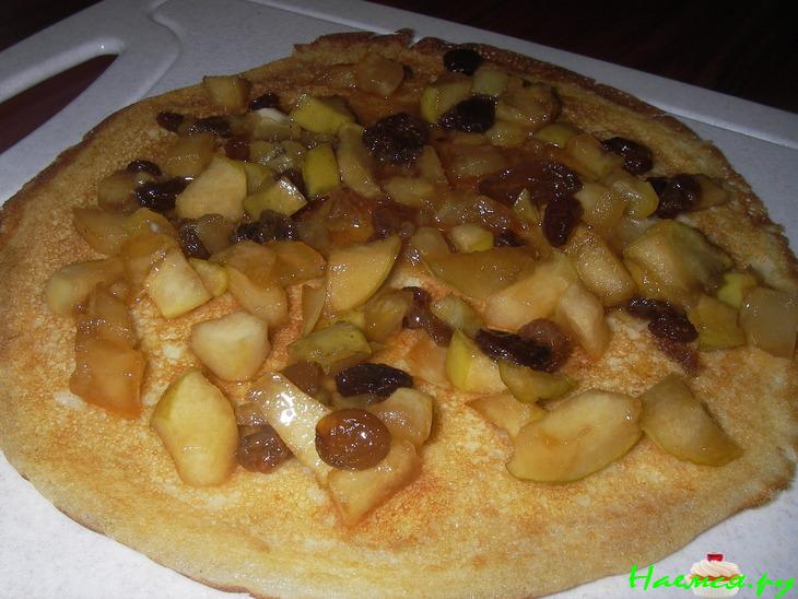 Заливной блинчатый пирог с яблоками и бананами