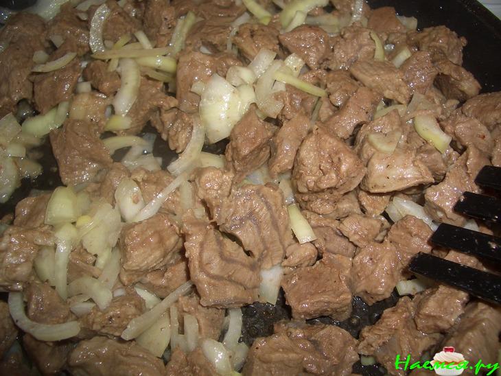 Говядина с изюмом в хлебном соусе