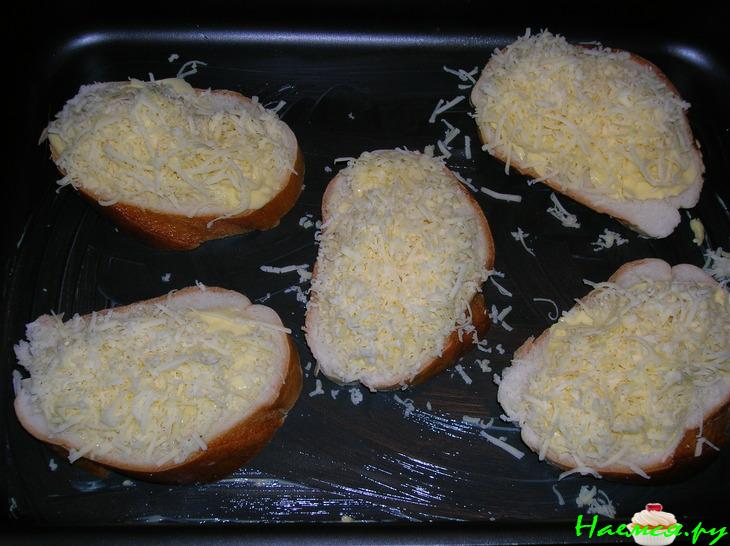 Суп из индейки с маслинами и сырными гренками