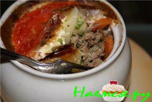 Куриная печень с овощами в горшочках