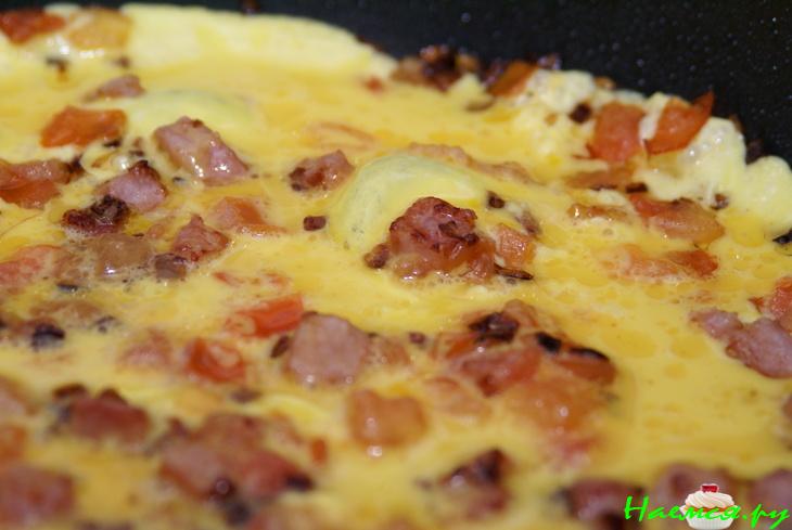 Омлет с ветчиной, луком, сыром и помидорами