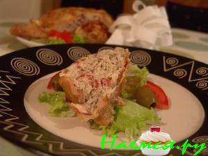 Курица фаршированная грибами и салями