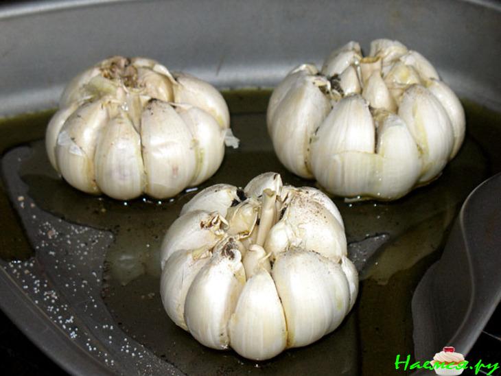 Грибы с печёным чесноком и зелёным луком (Funghi con aglio e cipolline)