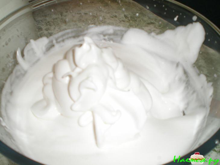 Бисквитный пирог с миндальными хлопьями