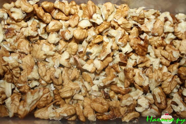 Рисовая лапша с мясом, овощами и орехами