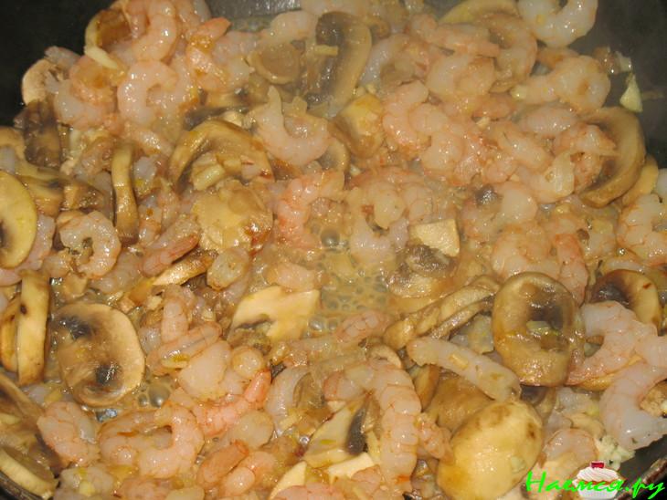 Цветная капуста в сливочном соусе с креветками и шампиньонами