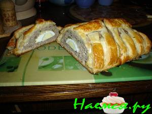 Мясной рулет в слоеном тесте