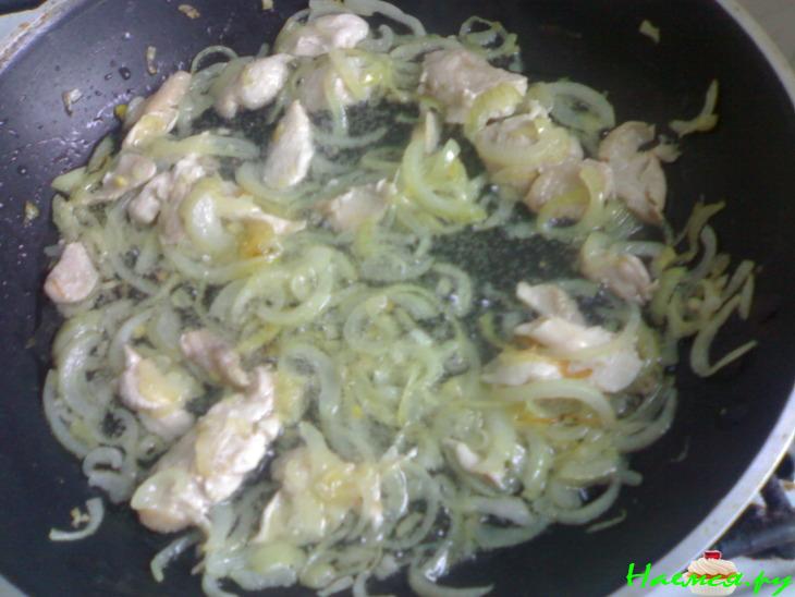 Гуляш грибной с кусочками курицы