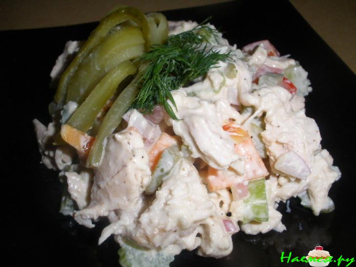 Куриный салат с горчичным соусом