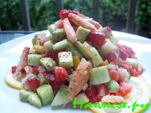 Салат с крабами, клубникой и лимоном