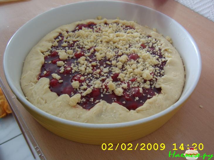 Пирог с вишнёво-пудинговой начинкой под штройзелем