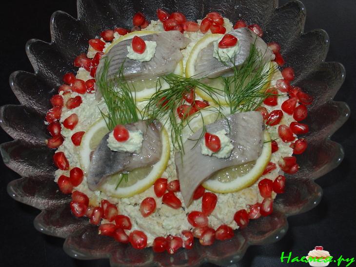 Салат-закуска с сельдью, авокадо и крекером