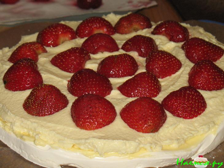 Безейный тортик с клубникой. Укутанный снегами и туманами