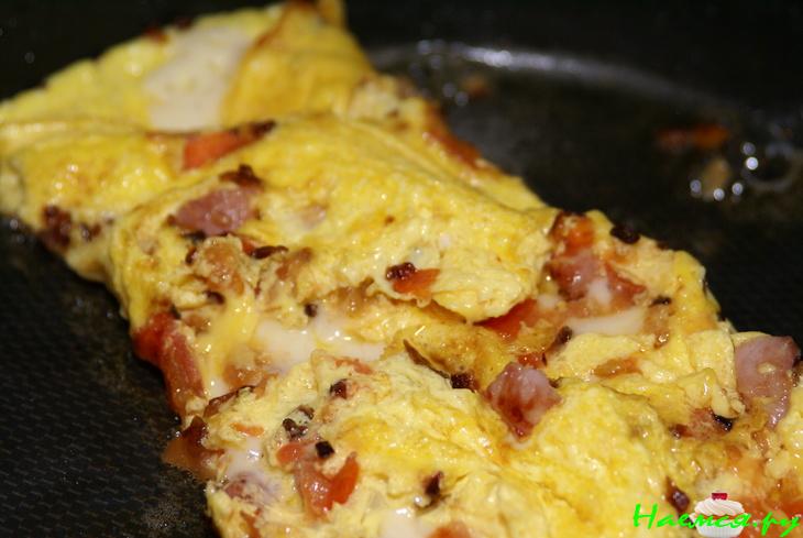 Омлет с ветчиной, луком, сыром и помидорами