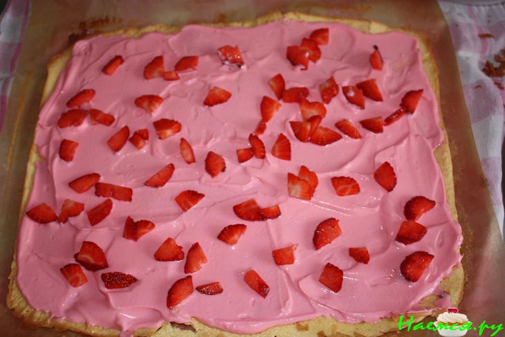 Нежные рулеты с баунти и клубникой