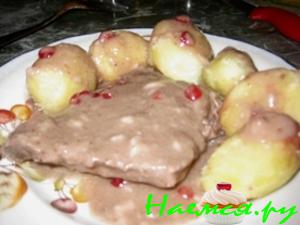 Телятина, запеченная в брусничном соусе