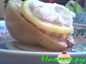 Жаренная груша с грецкими орехами и фруктами