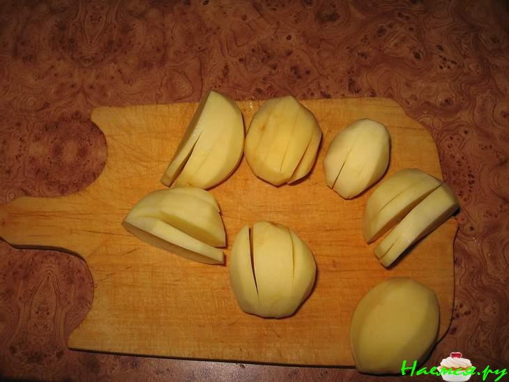 Картофель запеченый с зеленью и чесноком