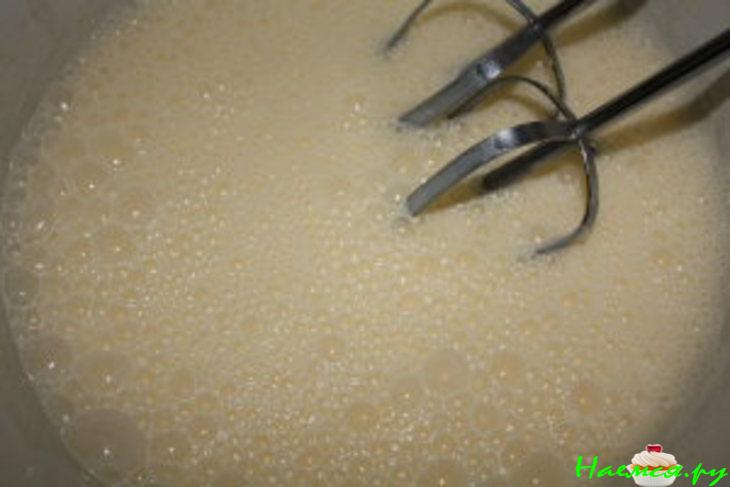 Сливочный пирог с орехами и халвой