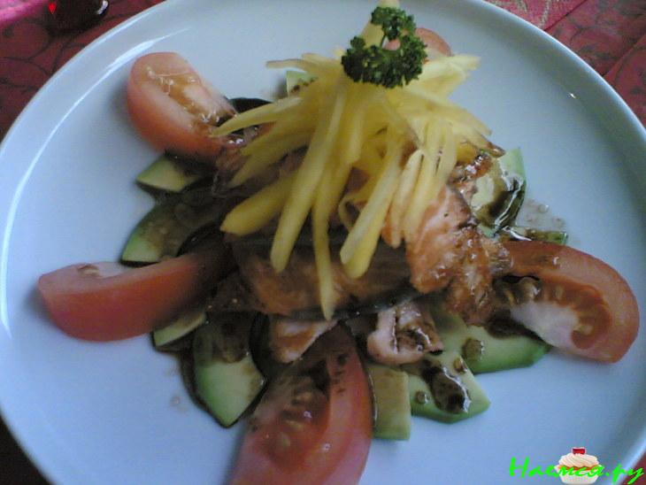 Авокадо, лосось с соусом Бальзамико