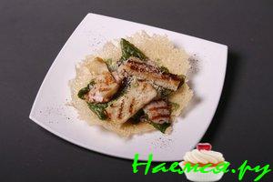 Салат "Цезарь" с чесноком и пармезаном