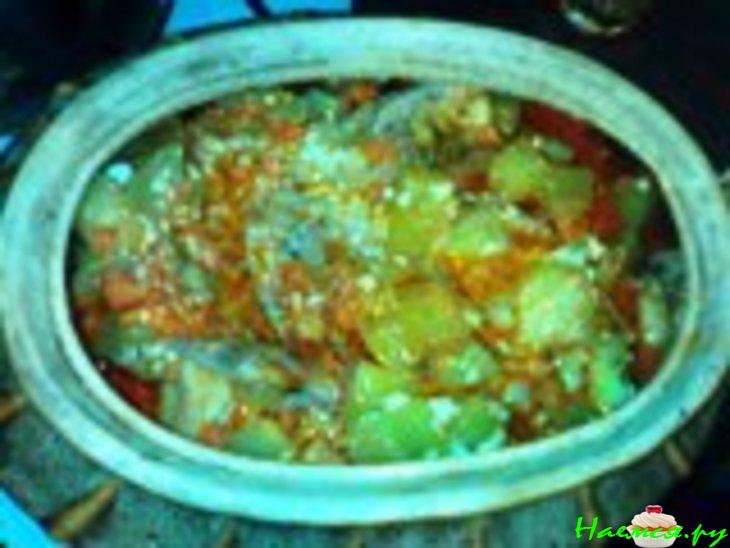 Тушеный цыпленок под кабачками