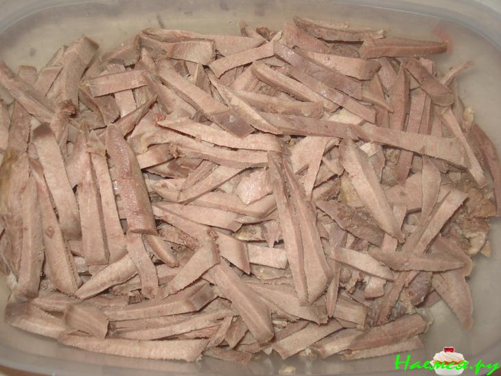 Язык маринованный с кунжутом