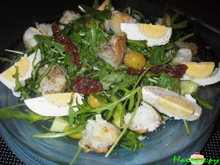 Салат с жареным окунем и вялеными помидорами