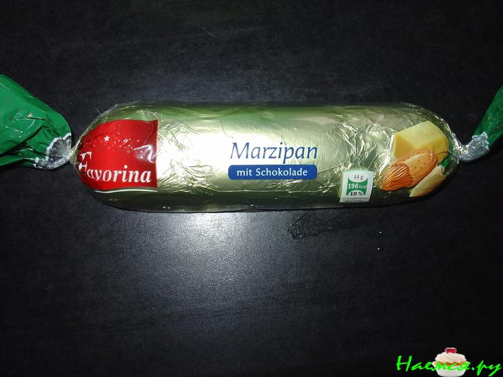 Пирог с марципаном, черносливом и фундуком в медовой помадке