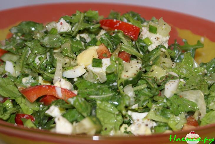 Салат с мягким сыром и кисло-сладкой заправкой