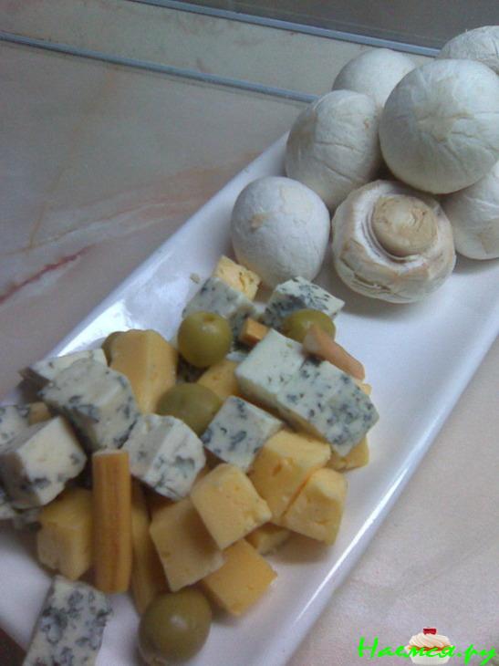 Фокачча с пряными травами и пицца по-русски из того же теста  