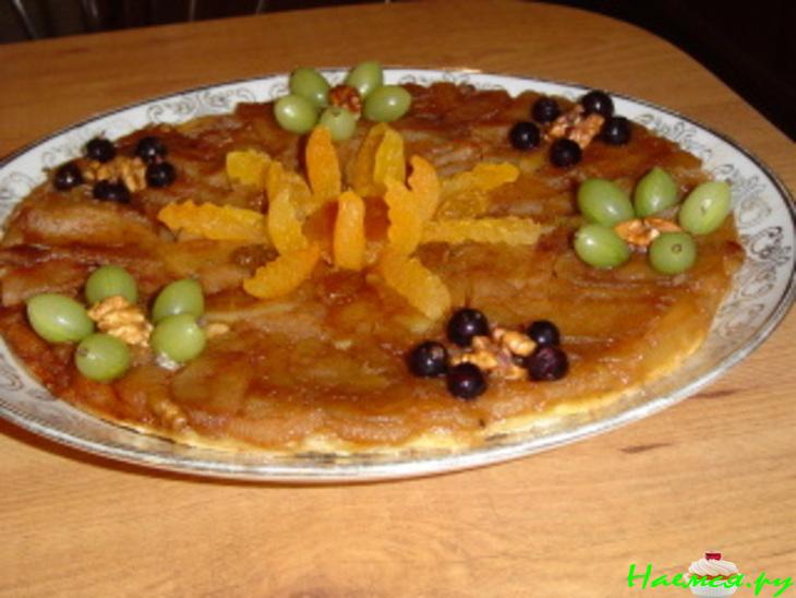 Пирог яблочный с курагой, изюмом и орехами