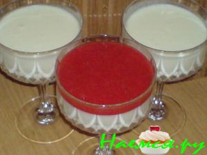 Лимонный мусс под клубничным пюре