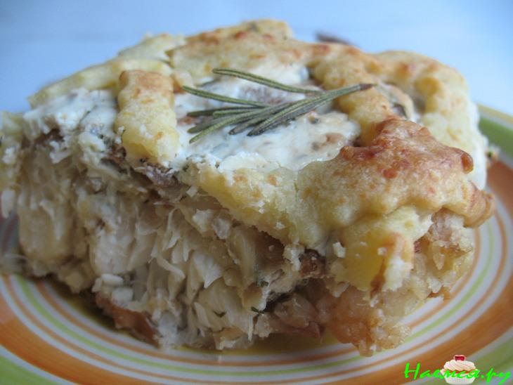 Запеканка с рыбой и грибами под сеточкой из картофельного теста