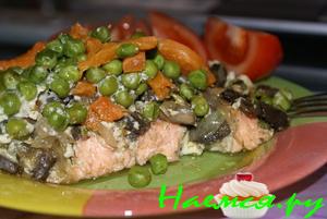 Форель запеченная под шубой из грибов, тыквы и горошка