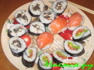 Роллы с лососем и морской капустой