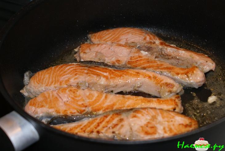 Форель запеченная под шубой из грибов, тыквы и горошка