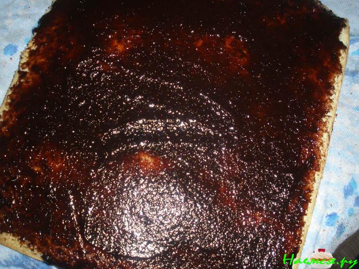 Бисквитный рулет с шоколадной начинкой и бисквитный рулет с вишнёвым джемом и ореховой пастой Бисквитный рулет с шоколадной начинкой и бисквитный рулет с вишнёвым джемом и ореховой пастой