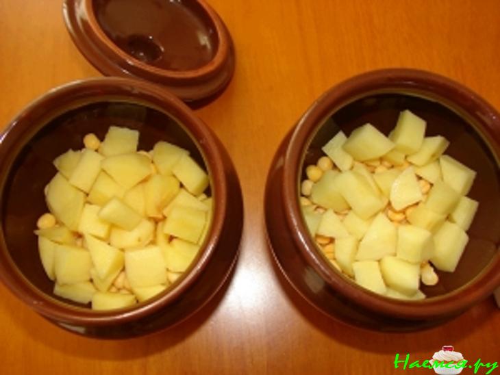 Гороховый суп с мясом в горшочке