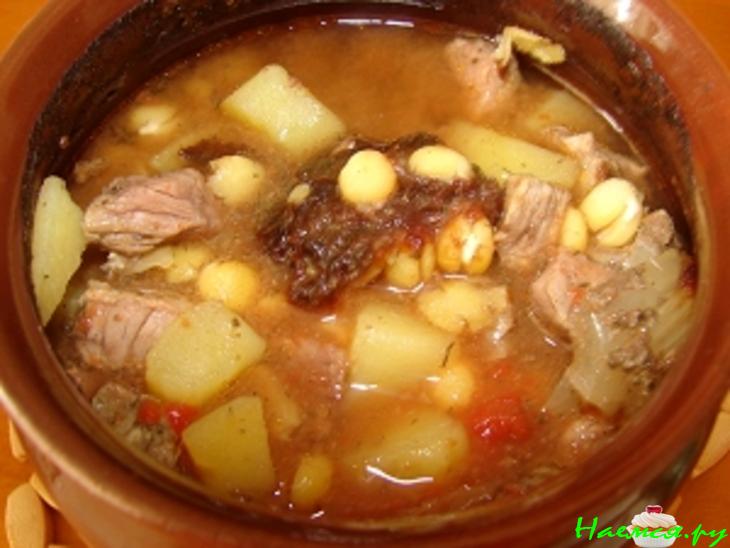 Гороховый суп с мясом в горшочке