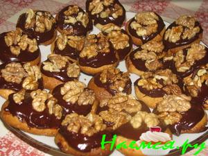 Медовое печенье с шоколадом и орехами