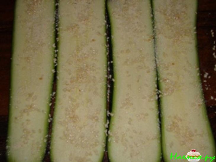 Рулетики из цуккини с семгой и грибным соусом